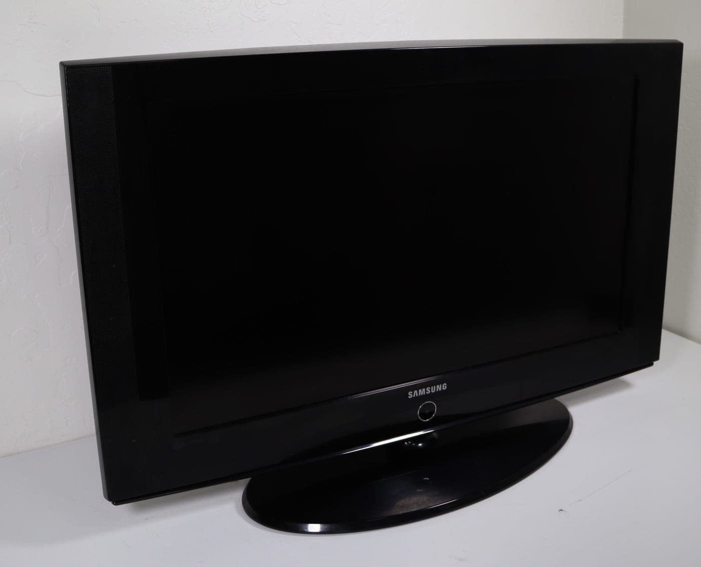 Vellum Cinema 43 LED TV view 3